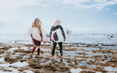 Clases de surf vs surf camp: ventajas y desventajas para su próxima aventura de surf