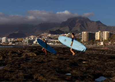 beginner surfers entering surfing spot