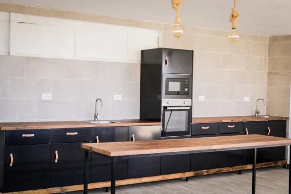 Fully equipped kitchen in the hostel in Tenerife